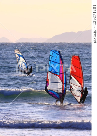 福間海岸でサーフィンをする人 129271281