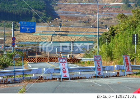 熊本地震で崩落した阿蘇大橋と復興工事　 129271338