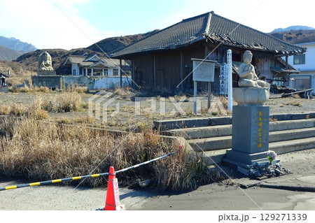 損壊中で立入規制中の阿蘇山本堂西巌殿寺奥之院 129271339