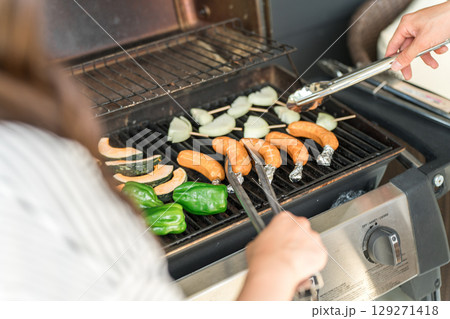 バーベキュー・キャンプ・BBQ・焼き肉・グランピングをする男女(ホームパーティー・ベランピング)) バーベキュー・キャンプ・BBQ・焼き肉・グランピングをする男女(ホームパーティー・ベランピング)) 129271418