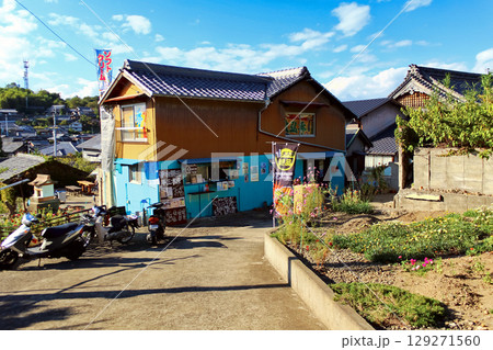 【香川】初秋の伊吹島　島内の街並みと青空 129271560