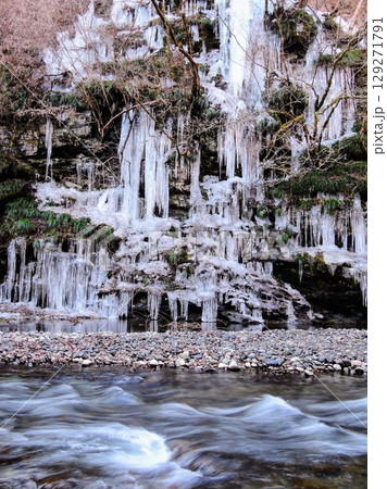 壮大な氷のオブジェ 三十槌の氷柱 壮大な氷のオブジェ 三十槌の氷柱 129271791