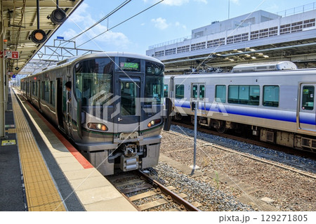 和歌山駅に停車中の和歌山線ワンマン列車 129271805