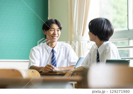 友達と話す男子中学生 友達と話す男子中学生 129271980