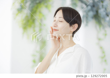 爽やかな女性 129272005