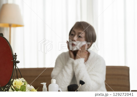 フェイスマスクで肌ケアをするシニア女性 129272041