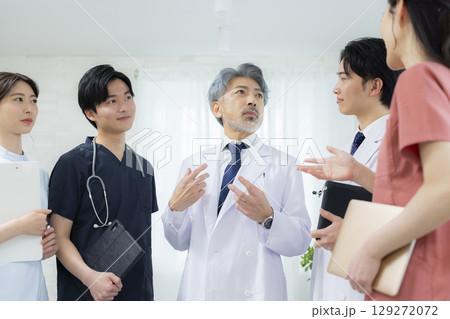 スクラブの男性　医師　看護師　　 129272072