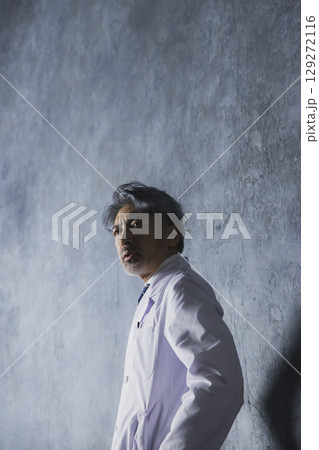 グレイヘアの医師 129272116