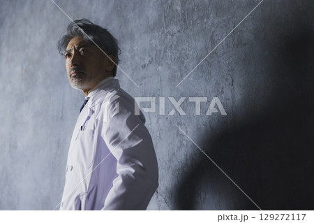 グレイヘアの医師 129272117