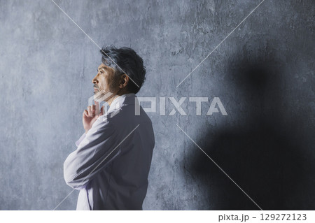 グレイヘアの医師 129272123