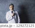 グレイヘアの医師 129272125