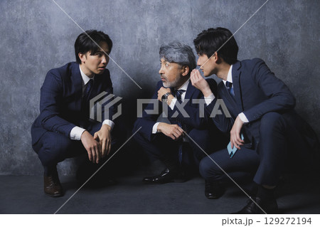 話し込む3人のビジネスマン 129272194