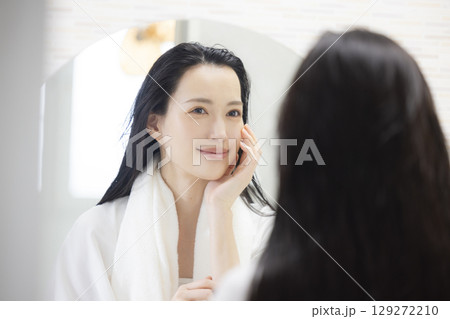 鏡を見る女性 鏡を見る女性 129272210