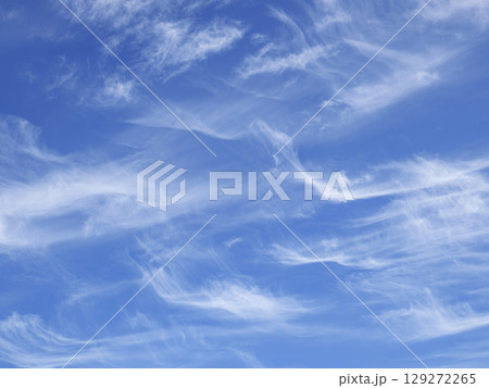 青空に白い雲 129272265