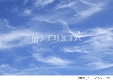 青空に白い雲 129272266