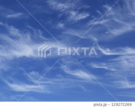 青空に白い雲 129272269