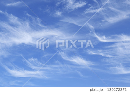 青空に白い雲 129272271