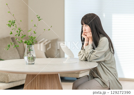 肌荒れ,肌トラブルで鏡を見ながら怒る若いアジア人女性(ニキビ,皮膚炎,乾燥肌,敏感肌) 肌荒れ,肌トラブルで鏡を見ながら怒る若いアジア人女性(ニキビ,皮膚炎,乾燥肌,敏感肌) 129272390