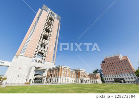 群馬県前橋市　快晴の群馬県庁と群馬県警察本部 129272594