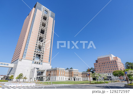 群馬県前橋市 快晴の群馬県庁と群馬県警察本部 群馬県前橋市 快晴の群馬県庁と群馬県警察本部 129272597