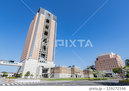 群馬県前橋市 快晴の群馬県庁と群馬県警察本部 群馬県前橋市 快晴の群馬県庁と群馬県警察本部 129272598