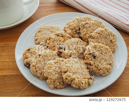 ナッツとレーズンの入った手作りのオートミールクッキー 129272675