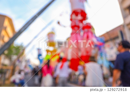 夕暮れの夏祭りの大通り（フォーカスアウト） 129272918