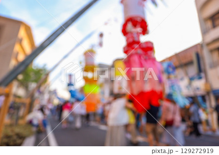 夕暮れの夏祭りの大通り（フォーカスアウト） 129272919