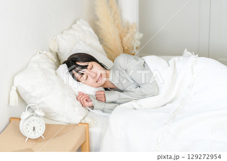 ベッドで眠る若いアジア人女性(睡眠,安眠,睡眠時間,快眠) ベッドで眠る若いアジア人女性(睡眠,安眠,睡眠時間,快眠) 129272954