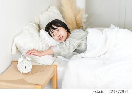 朝ベッドで目覚める若いアジア人女性 129272956