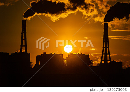 朝日と工場シルエット 129273008
