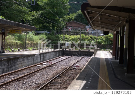 ローカル線の終着駅の車輪止め 129273193