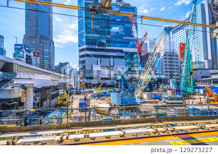 日本の東京都市景観 渋谷フクラスや首都高速3号渋谷線、246号、渋谷駅西口上空施設新築計画などを望む 129273227