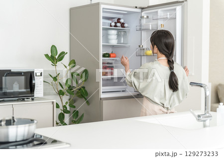 冷蔵庫を開ける女性,ママ,主婦,家政婦,家事代行のアジア人女性 129273233