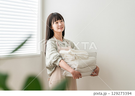 洗濯したバスタオルを持つ主婦の女性（家事,専業主婦,洗濯動線） 129273394