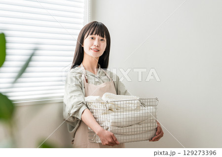 洗濯したバスタオルを持つ主婦の女性（家事,専業主婦,洗濯動線） 129273396