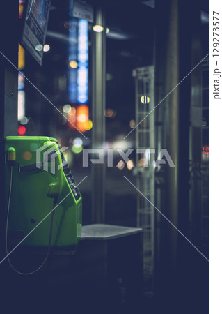 夜の灯りと電話ボックス 129273577
