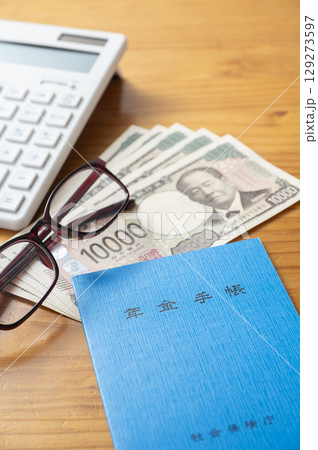 少ない年金のイメージ 129273597