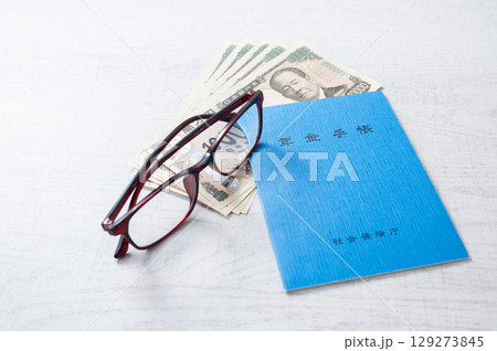少ない年金のイメージ 129273845