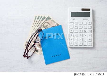 少ない年金のイメージ 129273851