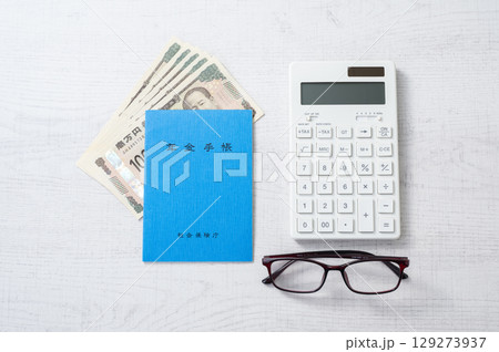 少ない年金のイメージ 129273937