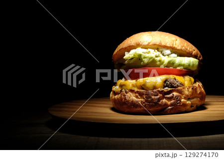 チェダーチーズたっぷりのハンバーガー チェダーチーズたっぷりのハンバーガー 129274170