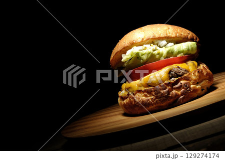 チェダーチーズたっぷりのハンバーガー 129274174