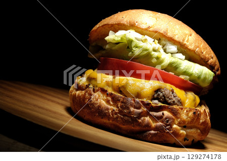 チェダーチーズたっぷりのハンバーガー 129274178