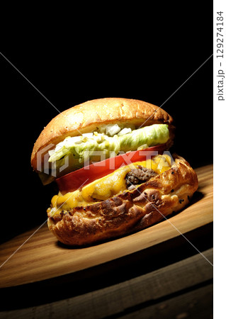 チェダーチーズたっぷりのハンバーガー 129274184
