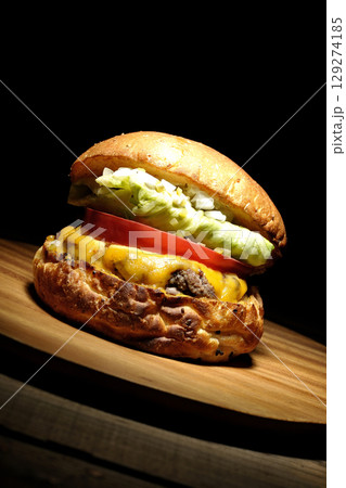 チェダーチーズたっぷりのハンバーガー チェダーチーズたっぷりのハンバーガー 129274185
