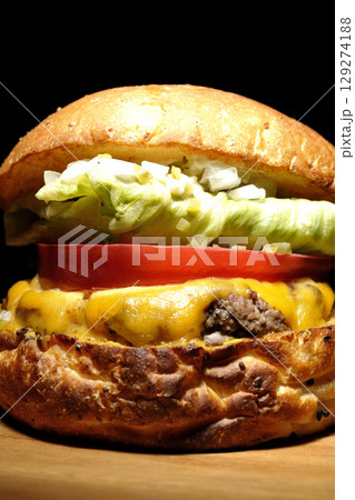 チェダーチーズたっぷりのハンバーガー 129274188