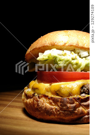 チェダーチーズたっぷりのハンバーガー 129274189