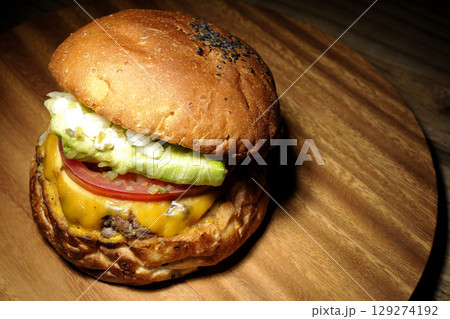 チェダーチーズたっぷりのハンバーガー 129274192