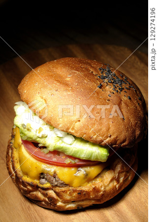 チェダーチーズたっぷりのハンバーガー 129274196